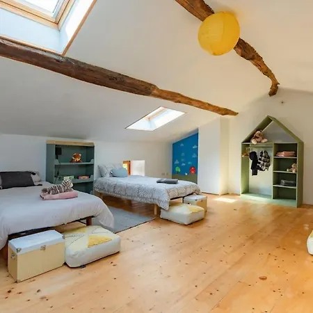 Holiday home De La Tour Pour 10 Personnes A *