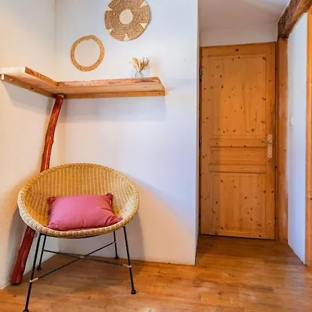 Holiday home De La Tour Pour 10 Personnes A *